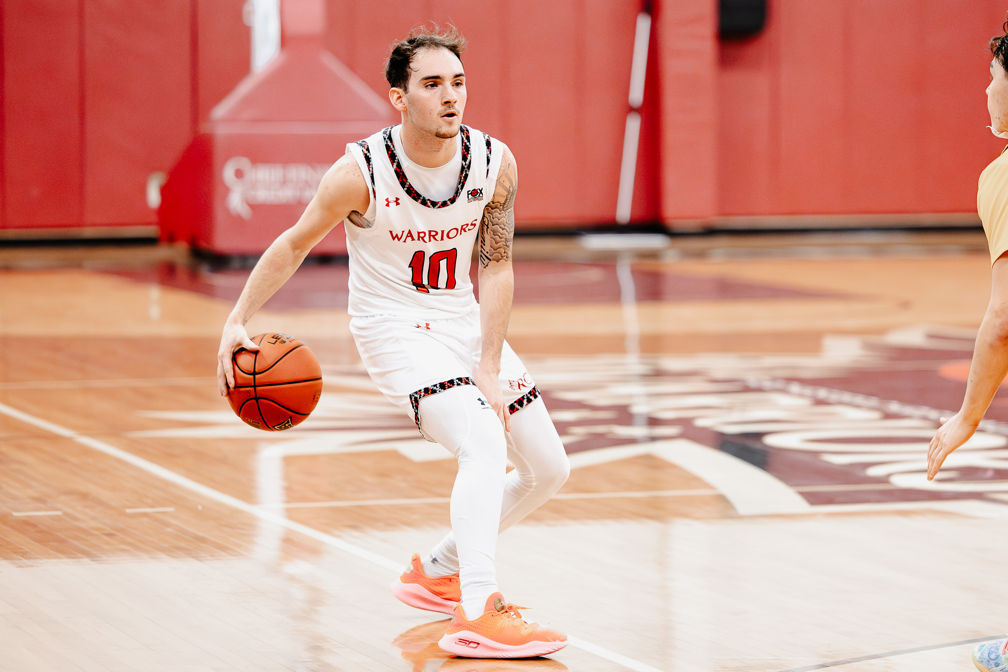 Men's Basketball holds off Yellow Jackets to split season series