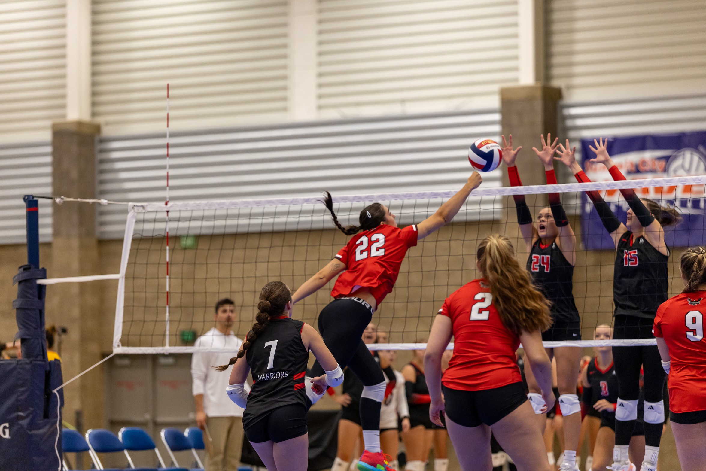 Volleyball drops Senior Night match to #23 Aquinas